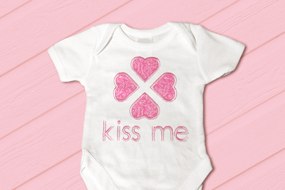 Kiss me applique with 4 large hearts