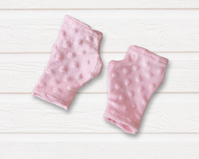 A pair of fingerless gloves in pink fleece.