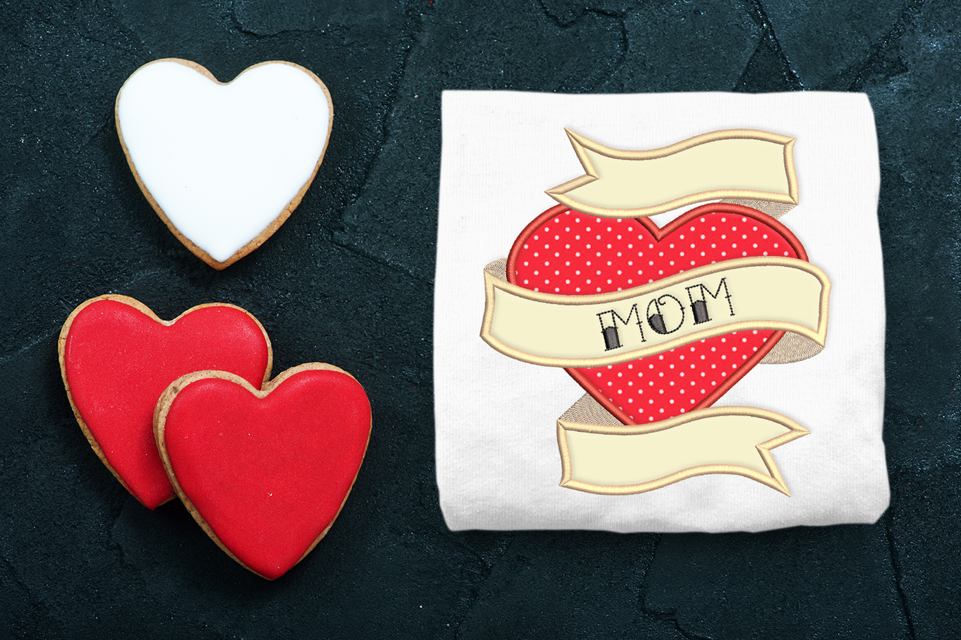 Heart and scroll applique design with the word Mom